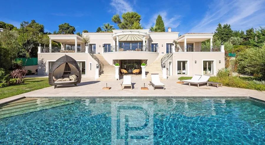 MOUGINS – EXCEPTIONAL PROPERTY WITH VIEWS OVER THE OLD VILLAGE | 🇫🇷