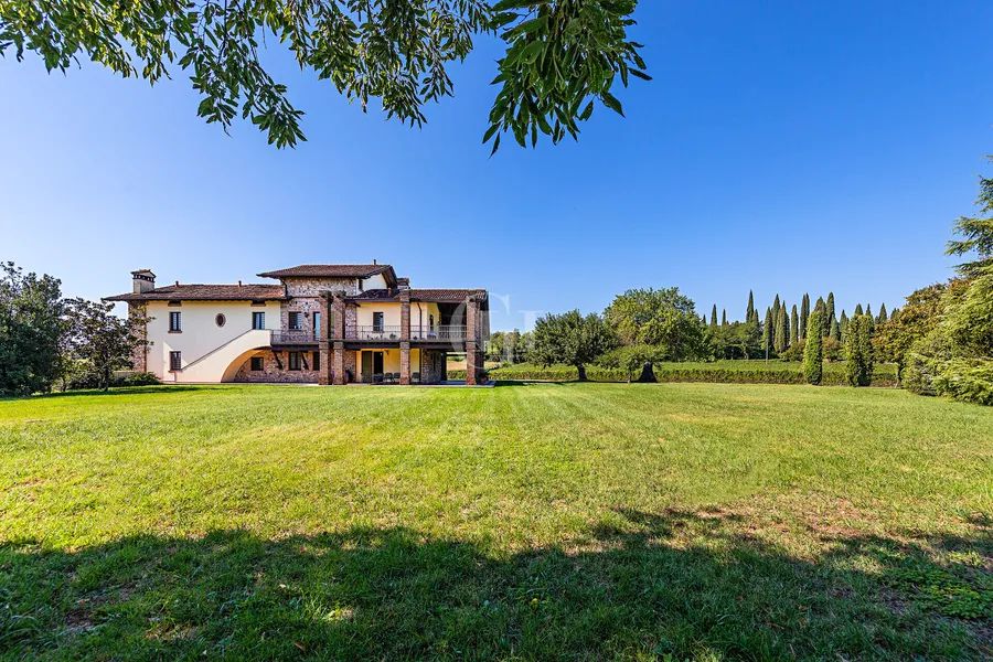 Splendid Estate on the Morenic Hills of Garda | Desenzano del Garda 🇮🇹